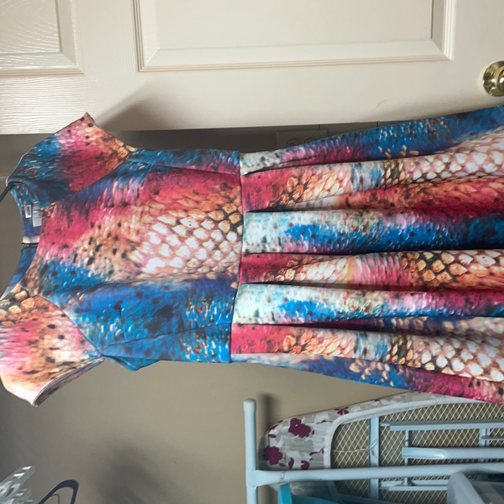 Women’s colourful dress in a size medium. Comfortable and breathable fabric